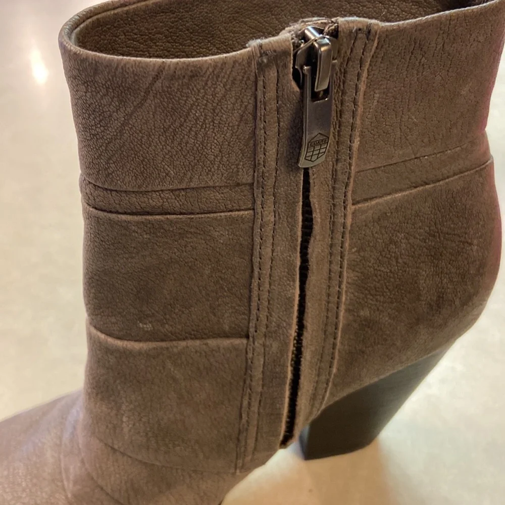 Vince Camuto Belta Stacked Heel Leather Bootie Rounded Toe Pebbled & Ple…